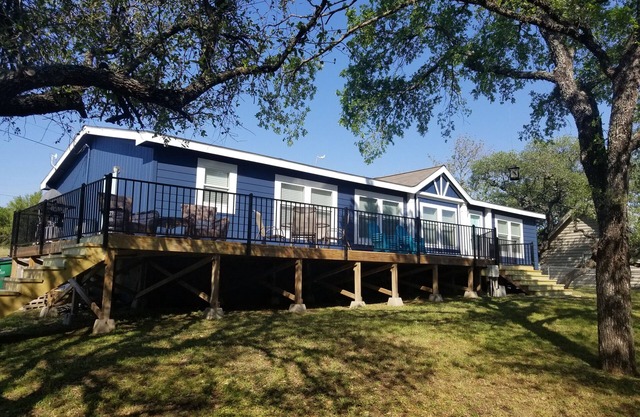 Lakefront Hill Country Retreat – Casa Azul