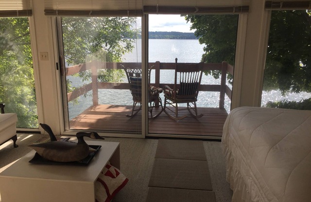 Lakefront Home: kayaks, firepit/3 miles 2 historic downtown/restaurants/grocery