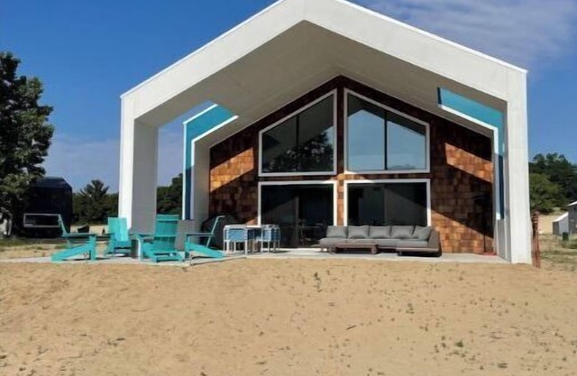 Lakefront Home - Private Beach - Hot Tub