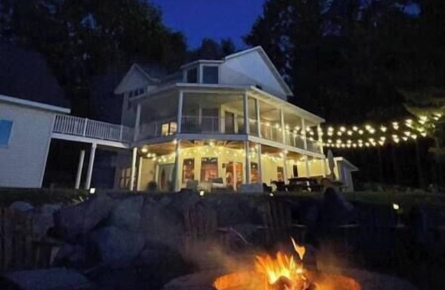 Lakefront home w/connecting bunkhouse - sleeps 20+