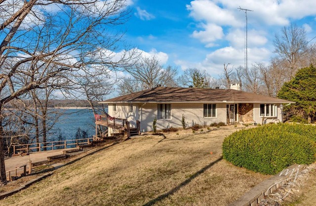 🌊Lakefront Hot Tub🛶Kayaks🔥Firepit🏖️Nature Lovers🦅Peaceful waterfront deck