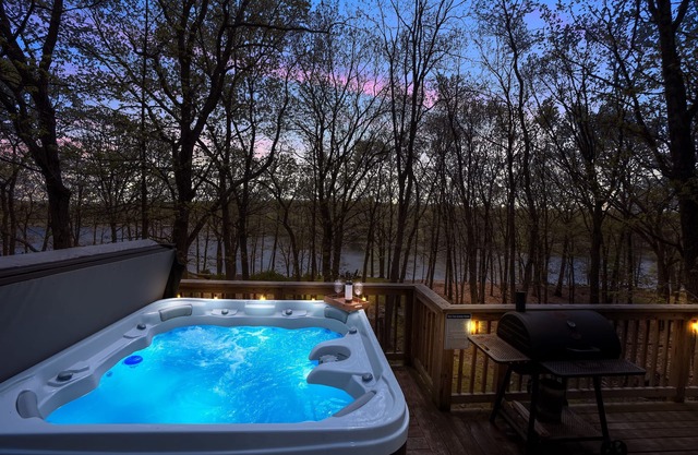Lakefront, Indoor Pool, Pvt Hot Tub, Pickleball Games, Fireplace