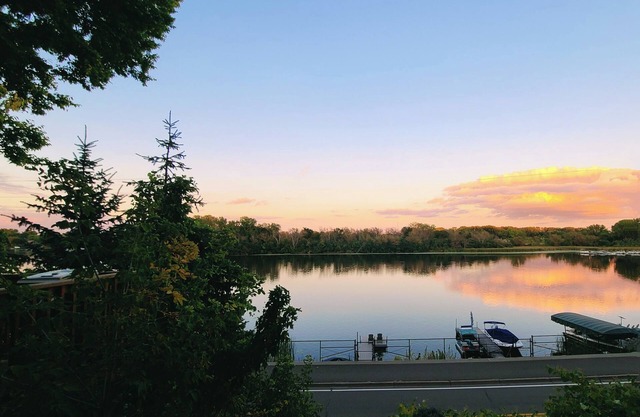 Lakefront Koselig Cottage - Modern 3B Retreat