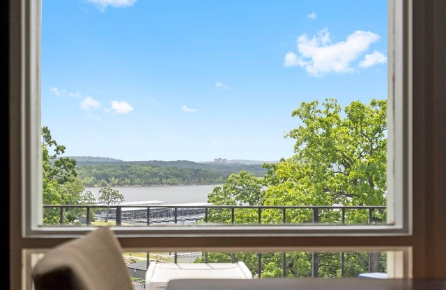 Lakefront Retreat - 2 Queen Beds, Resort Pools & Private Balcony, Near SDC