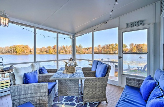 Lakefront Tully Cottage with Screened Porch!