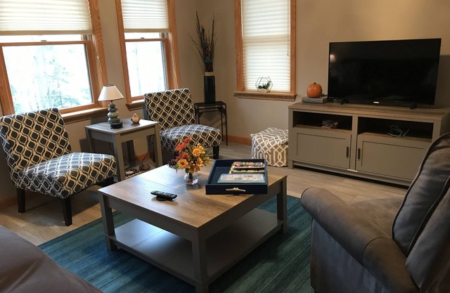 Lakefront with beautiful sunsets. Book now for a cozy fall getaway. 🍁🍂