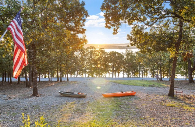 Lakefront with Boat Ramp Access, Dogs Welcome!