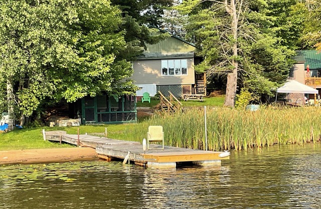 Lakefront year round home, gorgeous views, central location