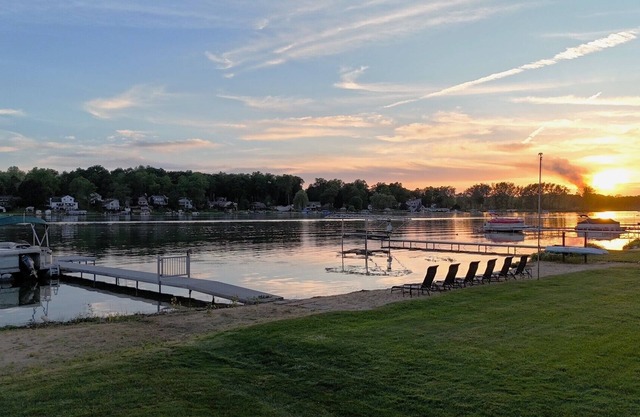 Lakehouse Getaway - Grand Rapids Area - Murray Lake - Sandy Beach, Dock, Hot Tub