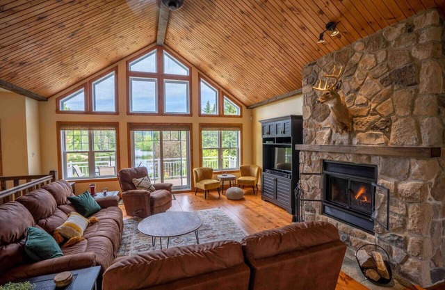 LakeHouse | Hot Tub | Private Beach | Pool Table