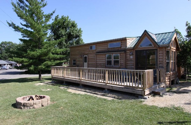 Lakeland RV Campground Deluxe Loft Cabin 13