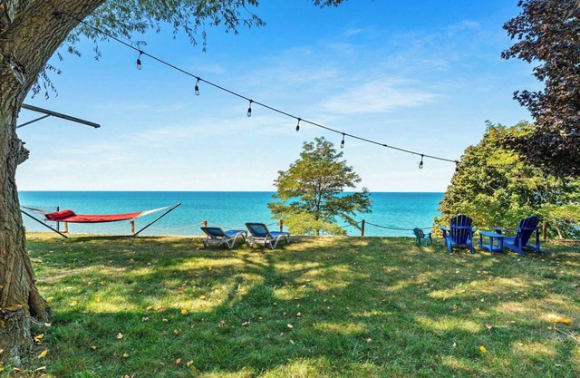 Lakeshore Sunsets - King Bed, Hot tub!