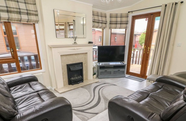 LAKESIDE 19, pet friendly, with pool in Tewitfield