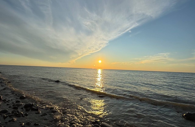 Lakeside Cottage Retreat – Stunning Sunsets & Waterfront Fun