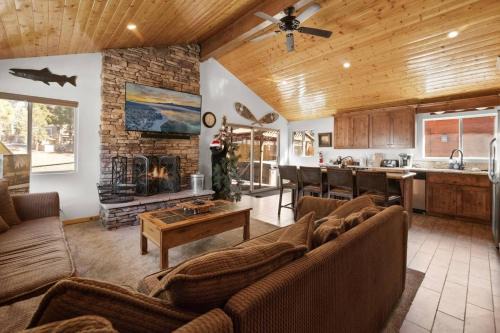 Lakeside Cottage, Charming 3-BDRM Retreat W Hottub