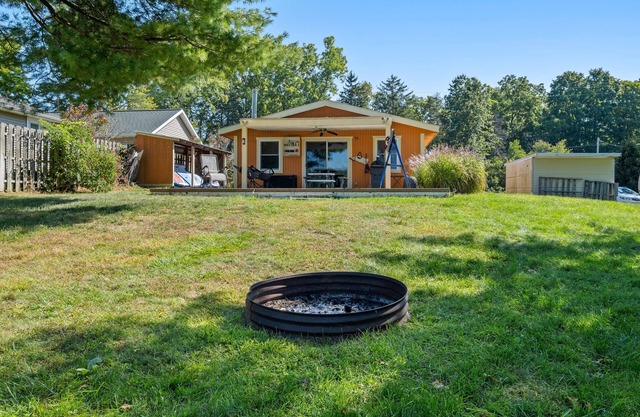 Lakeside Cottage Retreat near Grand Rapids