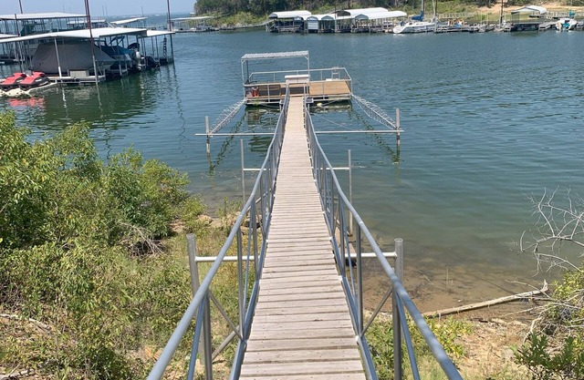Lakeside Country Cabin with private dock!