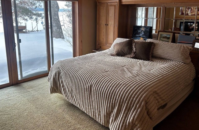 Lakeside home on beautiful Bay Lake - just south of Ruttgers Resort