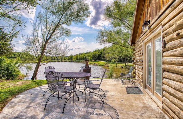 Lakeside Log Cabin on private ranch