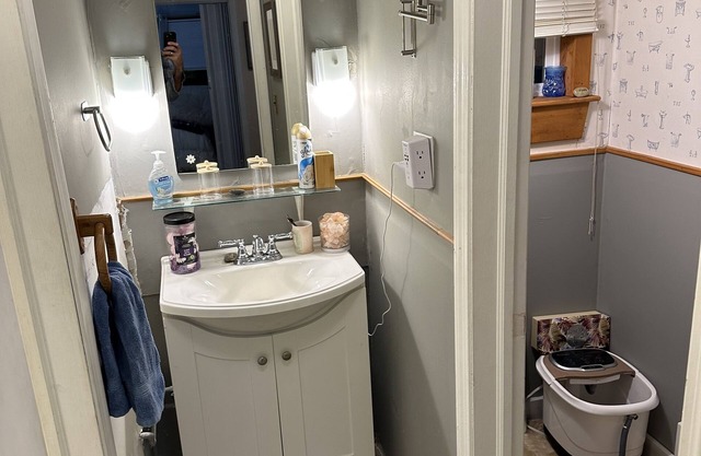 Lakeside Oasis - beautiful house w/hot tub