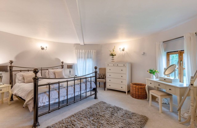 Lakeside Oast - Three Bedroom House, Sleeps 6