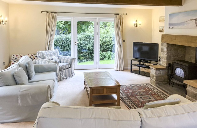 Lakeside Serenity - Three Bedroom Villa, Sleeps 6