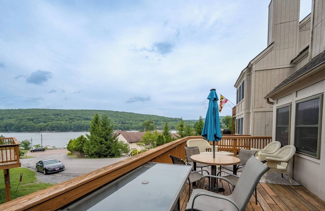 Lakeview 2-bedroom condo with wood fireplace