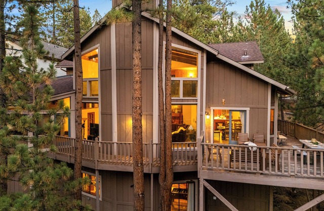 Lakeview Cabin w/Game Room & Deck Near Ski Slopes | Sleeps 20 | Waterview