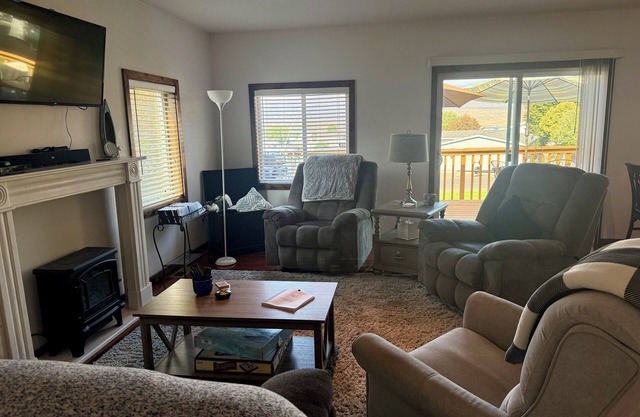 Lakeview Getaway, very close to Marina, Boating, Fishing & Wildlife Paradise!