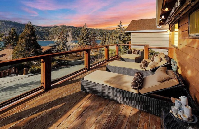 Lakeview Retreat with Great Lake View patio, pet friendly, lots of space!