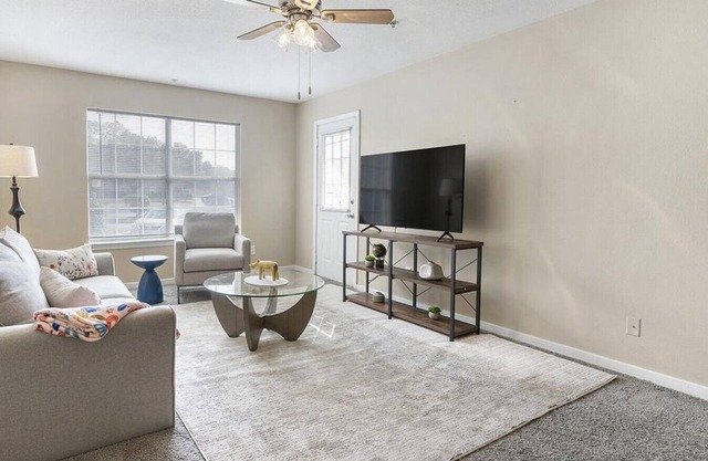 Landing at Pelican Pointe Apartments - 2 Bedrooms in Downtown Slidell