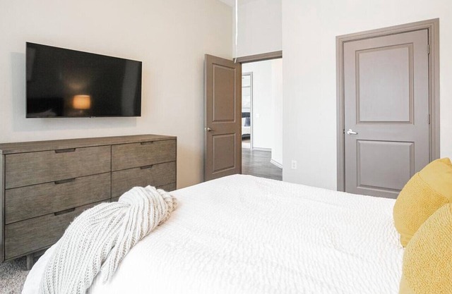 Landing at The Metropole - 2 Bedrooms in Greenway/Upper Kirby Area