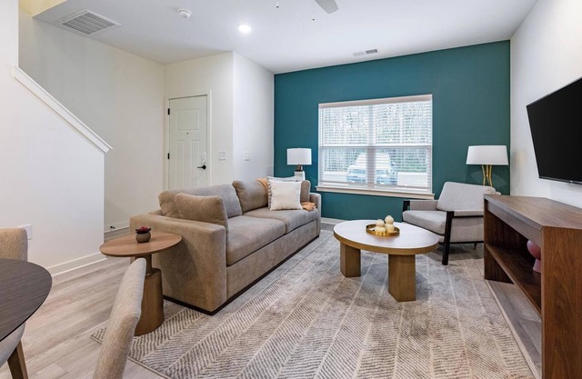 Landing | Modern 3BD, Pool, Clubhouse