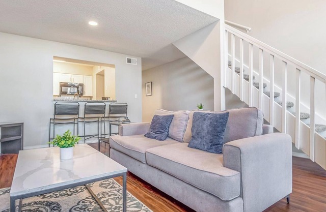 Landing | Stunning 2BD, Clubhouse, Pool