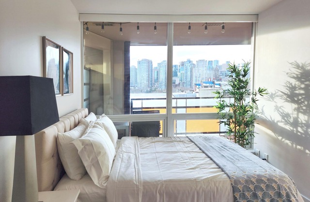 Landmark Views Condo | Licensed | Parking | Soundbar | Near BC Place, Amtrak