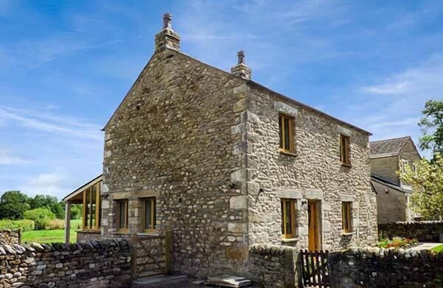 LANE FOOT COTTAGE, pet friendly, with open fire in High Bentham