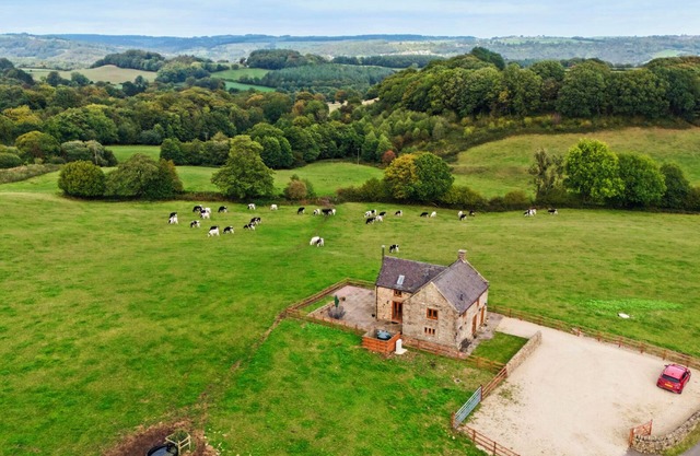 LANE HEAD COTTAGE, family friendly, with open fire in Wirksworth