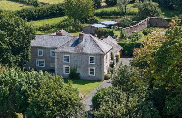 Langston House - a house that sleeps 14 guests in 7 bedrooms