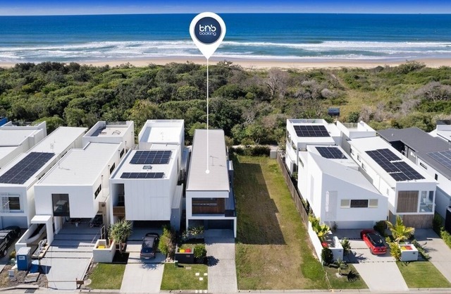 Lani's Absolute Beachfront- Hot tub 1 min to beach