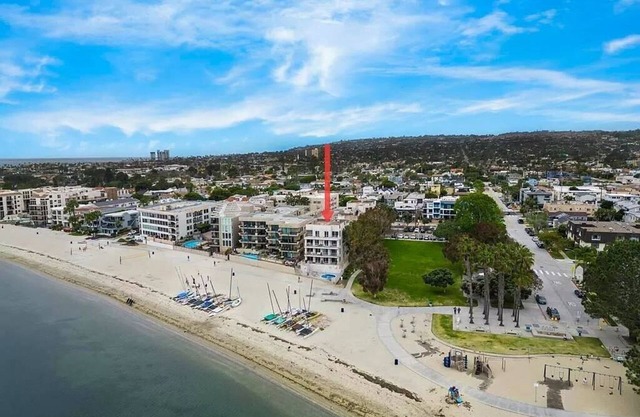 Large 1 bedroom condo steps to Mission Bay. Large beachfront Jacuzzi.