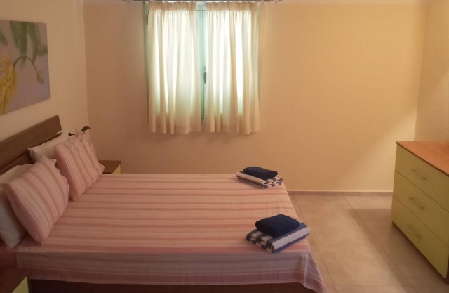 Large 3 bedroom, top floor apartment with swimming pool and wifi