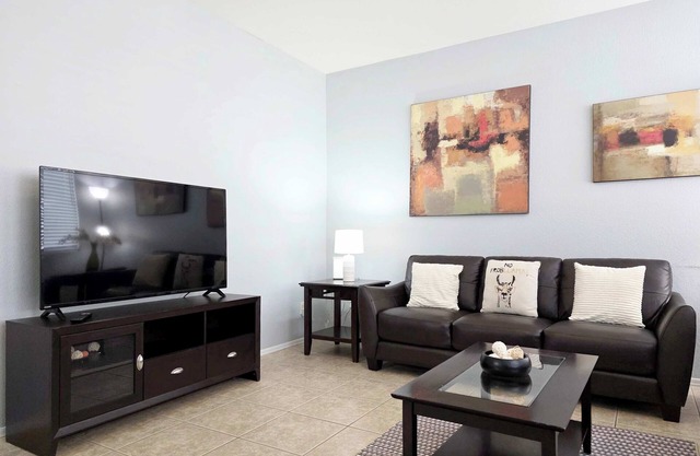 Large 3br 2-story townhouse with pool 2 mi to ASU