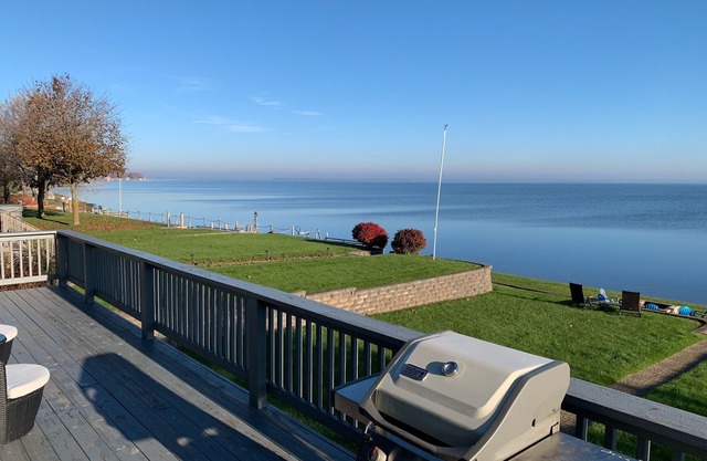 Large 3BR 3 Bath Waterfront Gem SPECTACULAR VIEWS. Relax and Enjoy in Comfort.