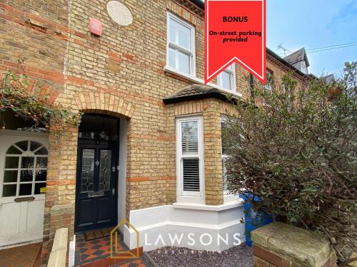 Large 4BR Home, 2 Baths, Central Windsor