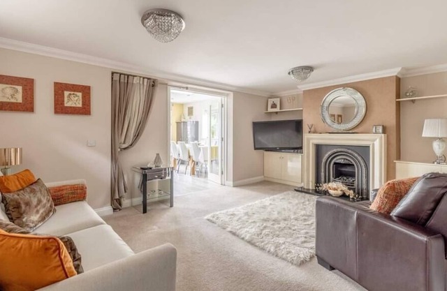 Large 4BR Home - Large Garden - Private Driveway