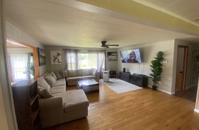 Large 6 bedroom, Big Yard, Three miles to Dreams Park