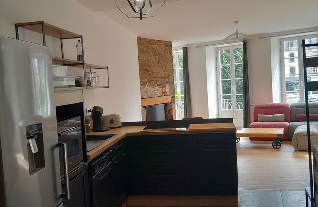 Large apartment, recently renovated, right in the center opposite the town hall
