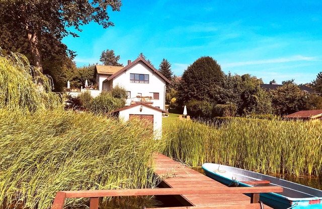 Large apartment with garden, barbecue area, rowing boat, jetty, SUP boards