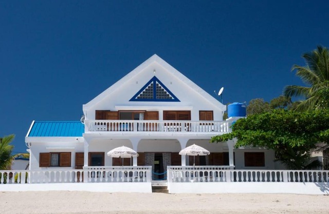 Large Beach Villa — Les pieds dans l'eau!
