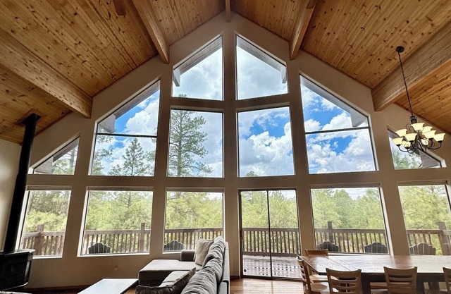 Large Cabin, Cozy Happy Jack Retreat!